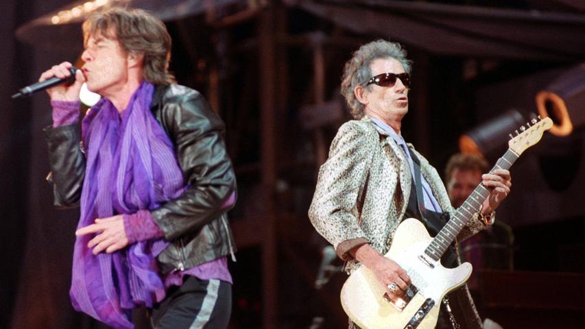 Die Band spielte überraschend hart und wuchtig auf. Die Kostüme der Protagonisten indes waren noch sehr in den 80ern verhaftet - man beachte etwa Mick Jaggers lila Schal (ein Geschenk von Alice Schwarzer?) oder den Bademantel von Keith Richards (im gediegenen Leopardenfell). Egal. Mochten Grunge, Alternative Rock, Crossover und Techno die angesagten Musizierformen des Jahrzehnts (gewesen) sein - die Rolling Stones spielten auch Ende der 90er Jahre immer noch in ihrer ganz eigenen Liga.