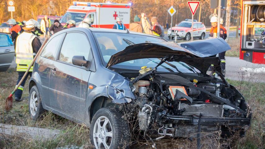 Ford und Mercedes landen in Graben: Drei Verletzte bei Obermichelbach 