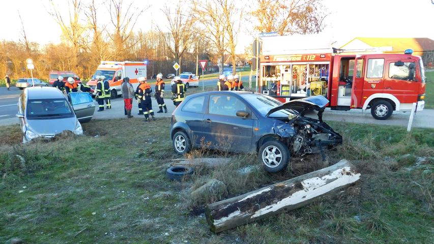 Ford und Mercedes landen in Graben: Drei Verletzte bei Obermichelbach