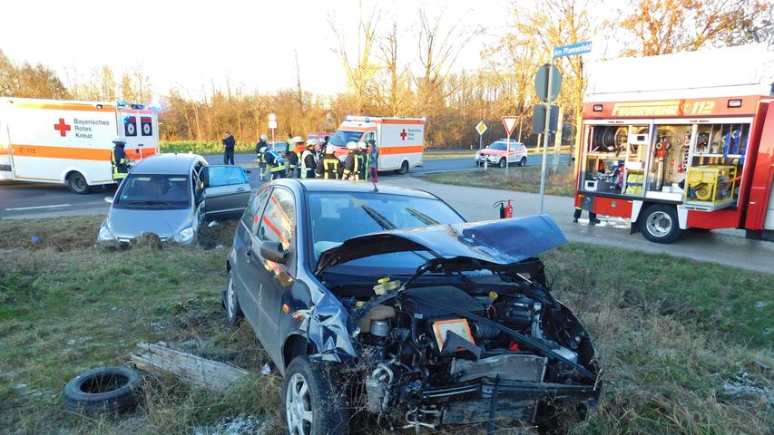 Ford und Mercedes landen in Graben: Drei Verletzte bei Obermichelbach 
