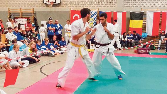 Mykola Matewosjan (rechts) im Finale um die Internationale Deutsche Meisterschaft im Kyokushin-Karate gegen Luca Reinhart vom KKC Winterthur bei den German Open 2016 in Baar-Ebenhausen. Mykola Matewosjan (rechts) im Finale um die Internationale Deutsche Meisterschaft im Kyokushin-Karate gegen Luca Reinhart vom KKC Winterthur bei den German Open 2016 in Baar-Ebenhausen.
