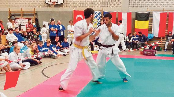 Mykola Matewosjan (rechts) im Finale um die Internationale Deutsche Meisterschaft im Kyokushin-Karate gegen Luca Reinhart vom KKC Winterthur bei den German Open 2016 in Baar-Ebenhausen.