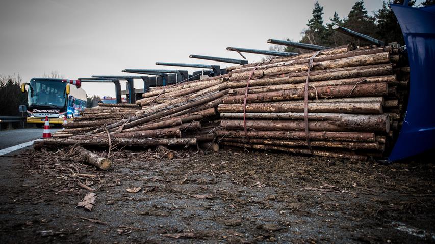 Schwerer Unfall auf A3: Holzlaster begräbt Kombi unter sich