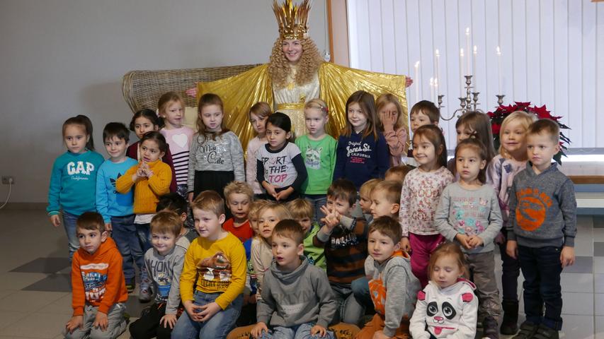 Markt Erlbacher Kinder begrüßen das Nürnberger Christkind