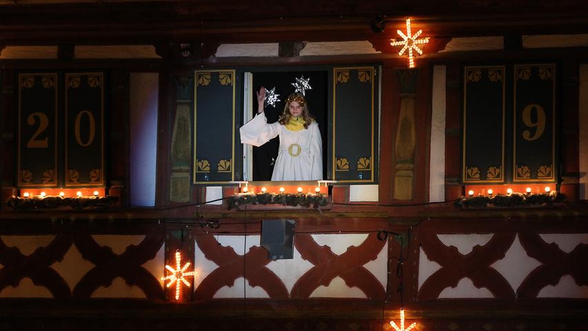Forchheimer Adventskalender:  Engel Johanna öffnet das 1. Türchen