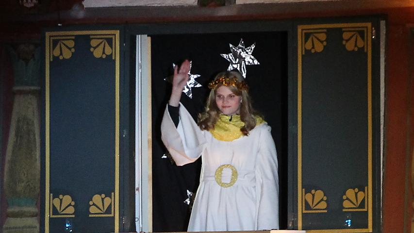 Forchheimer Adventskalender:  Engel Johanna öffnet das 1. Türchen