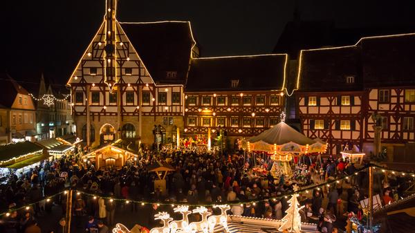 Definitiv gesehen haben sollte man als Franke einmal den Forchheimer (Oberfranken) Weihnachtsmarkt. Denn die spätmittelalterlichen Fachwerkfassaden des Forchheimer Rathausensembles bilden dann wieder die einzigartige Kulisse für den "schönsten" Adventskalender der Welt. Jeden Abend, vom 1. bis 23. Dezember, öffnet ein Engel pünktlich um 18.30 Uhr ein Fenster, um den Menschen auf dem Weihnachtsmarkt eine vorweihnachtliche Botschaft zu verkünden. Dazu lohnt sich natürlich ein Besuch auf dem Weihnachtsmarkt am Rathausplatz. Öffnungszeiten: 01. - 23.12.2019 von 12 bis 20 Uhr, am 24.12. von 9 bis 12 Uhr.