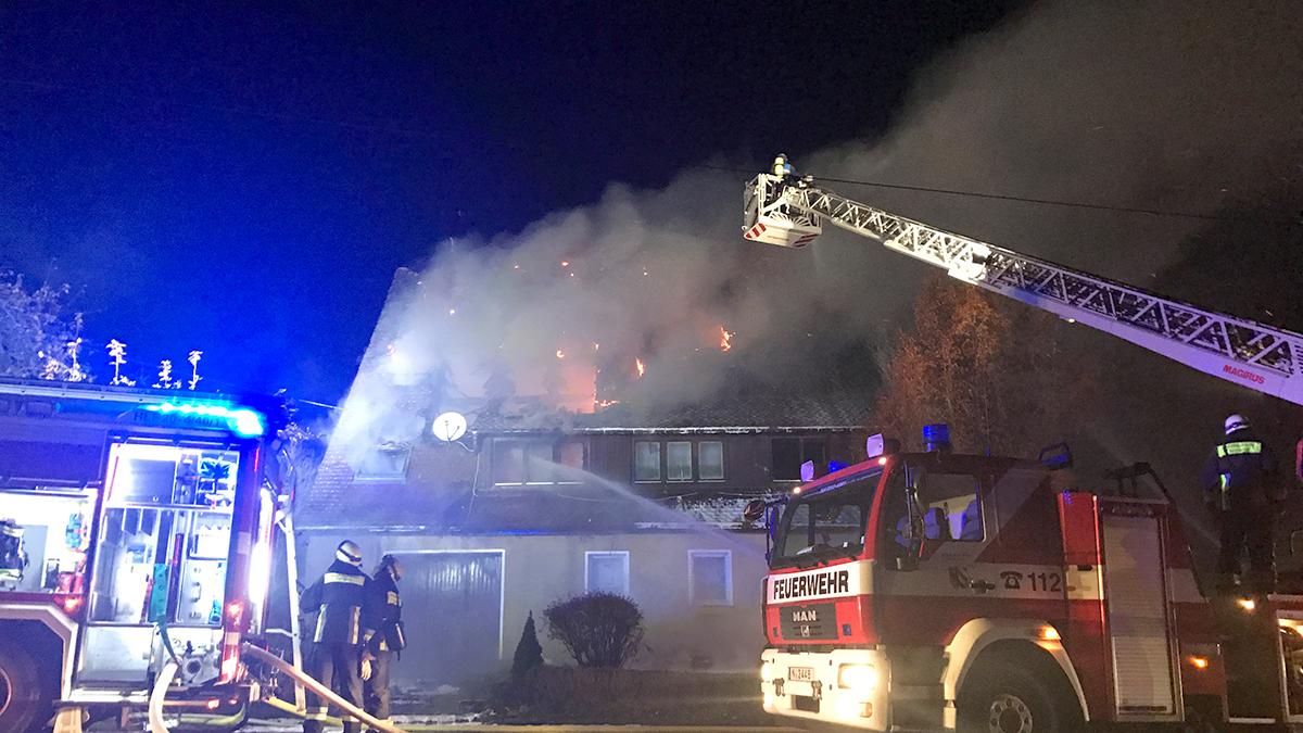 Die Flammen lodern aus dem Dach des Wohnhauses in Mühlhof. Die Brandursache ist noch unbekannt.
