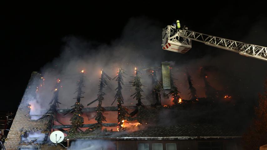 Feuer zerstört Einfamilienhaus im Nürnberger Stadtteil Mühlhof