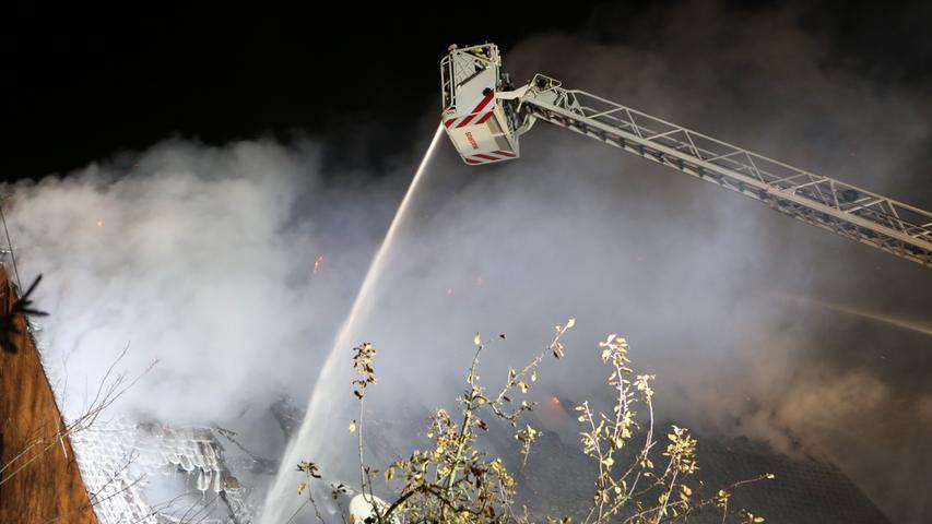Feuer zerstört Einfamilienhaus im Nürnberger Stadtteil Mühlhof