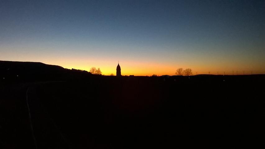 Diesen Sonnenuntergang bei Sammenheim, mit der St.-Emmeranskirche im Mittelpunkt, hat uns Helmut Bach geschickt. Sie haben auch ein schönes Foto für uns? Schicken Sie es uns.