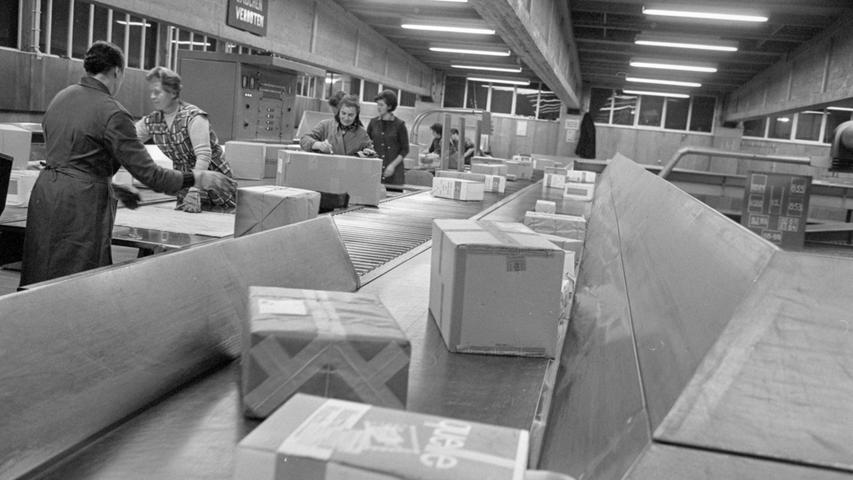 Etwa 20.000 Pakete und ebensoviele Päckchen muß die Post allein in Nürnberg in der Vorweihnachtszeit täglich ausfahren. Dies bedeutet für die Zusteller und für das Personal der zentralen Verteilungsstellen wie in jedem Jahr viel zusätzliche Arbeit. 
  Hier geht es zum Artikel: 6. Dezember 1966: Die Paketflut rollt jetzt
