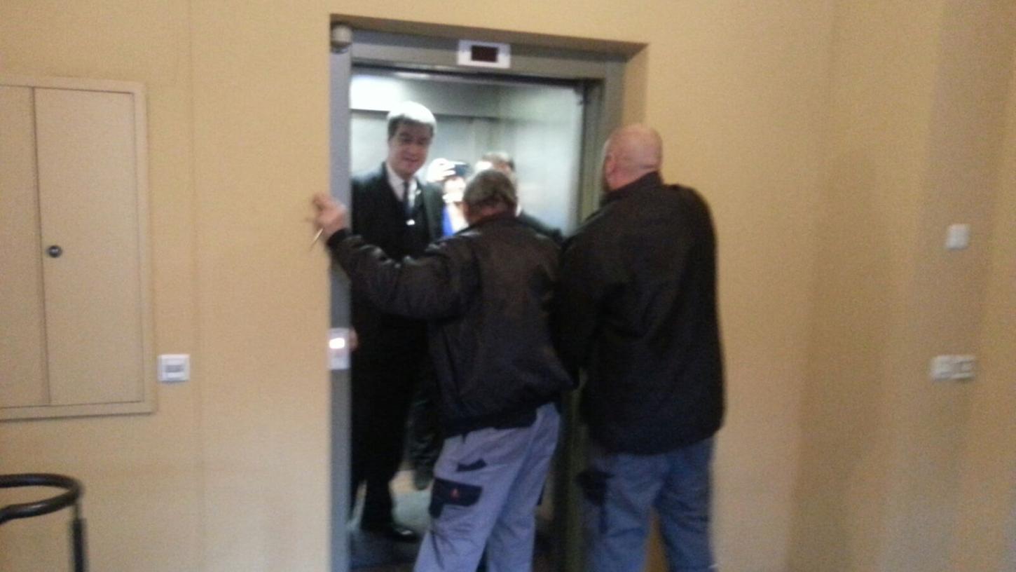 Befreit: Thomas Jung und Markus Söder verlassen den Aufzug im Rathaus.