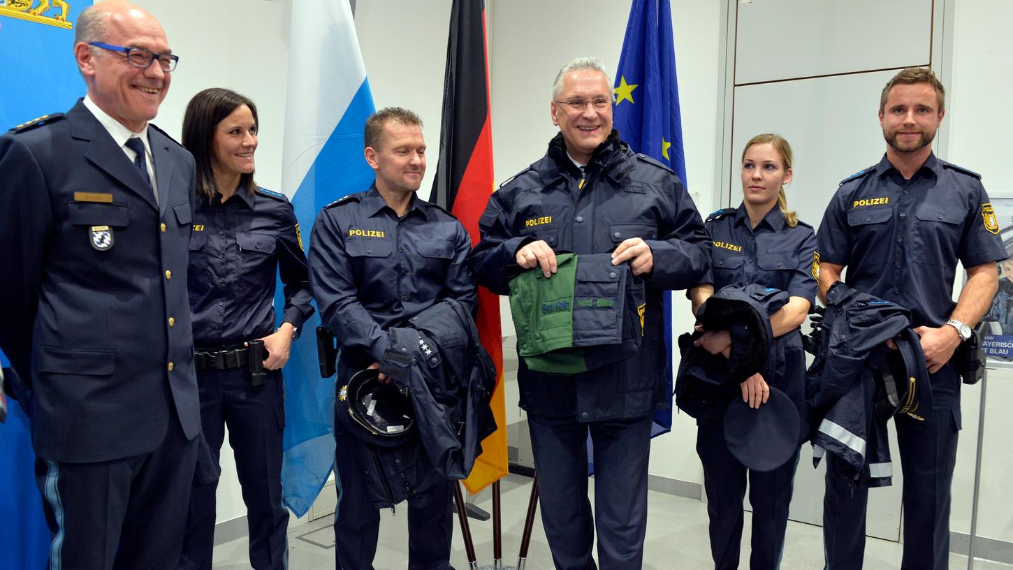 Noch hat er gut Lachen: Bayerns Innenminister Joachim Herrmann muss sich mit steigender Kritik zu den neuen Polizei-Uniformen auseinandersetzen.