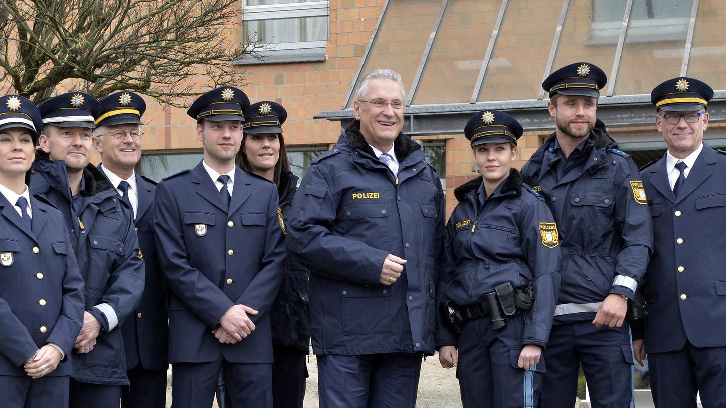 Ganz in dunklem Blau arbeitet die bayerische Polizei mittlerweile. Doch die neuen Uniformen machen Probleme.