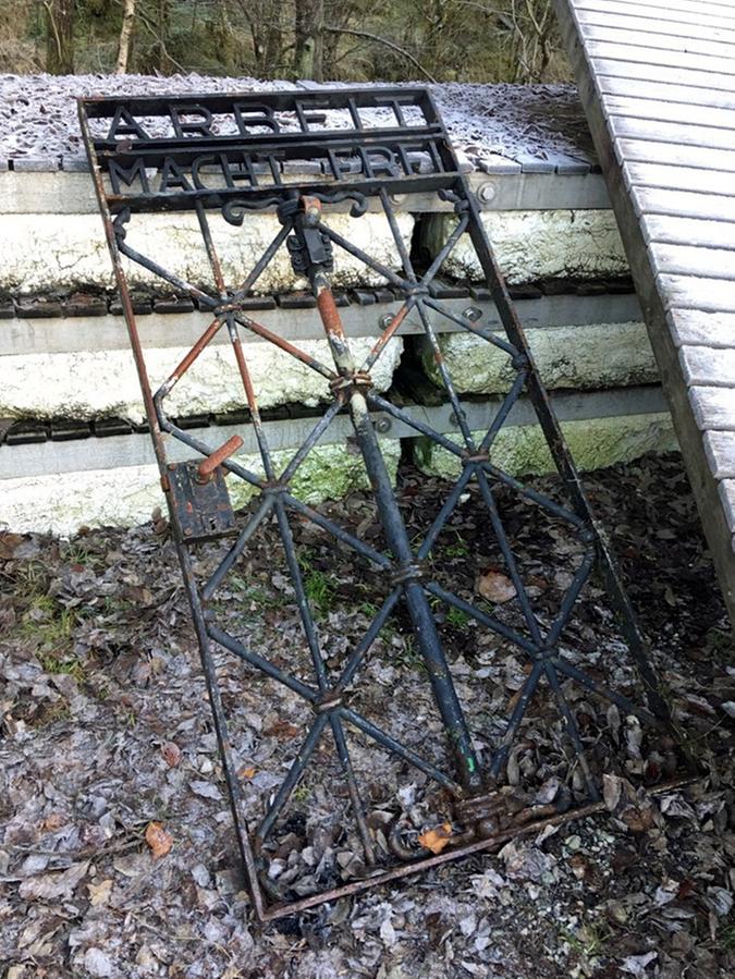 Dieses Bild zeigt laut Polizei mit hoher Wahrscheinlichkeit das vor rund zwei Jahren gestohlene Tor zur KZ-Gedenkstätte in Dachau.
