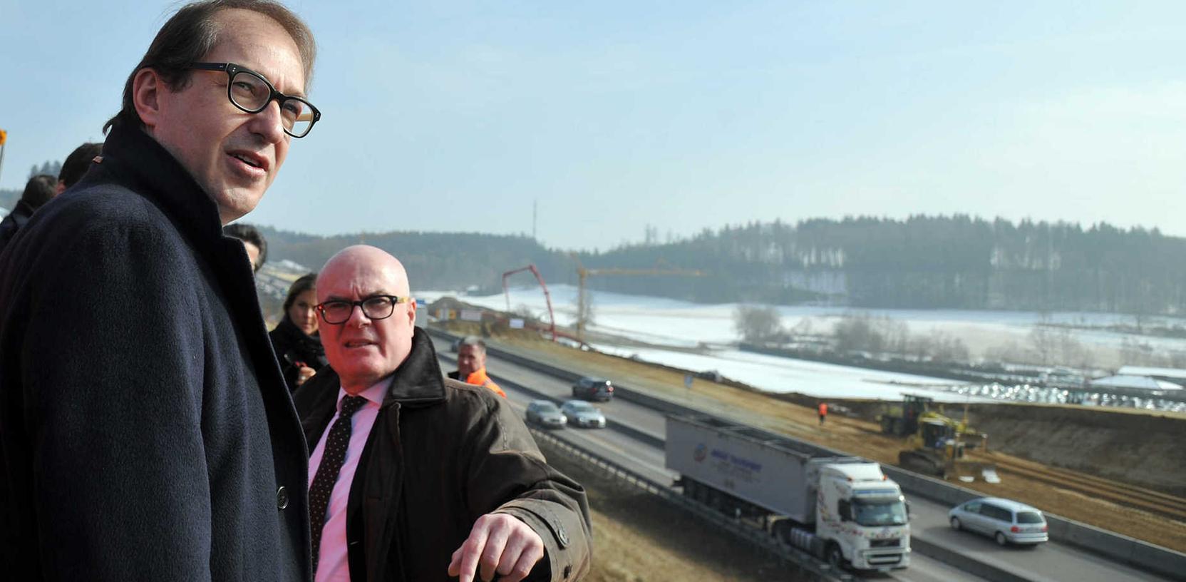 Bundesverkehrsminister Alexander Dobrindt mit Pansuevia-Geschäftsführer Gianluca Beraldo an der A8 in Augsburg (Archivfoto).