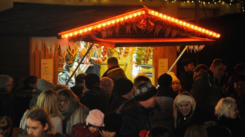 Christkind eröffnet Weihnachtsmarkt in Höchstadt