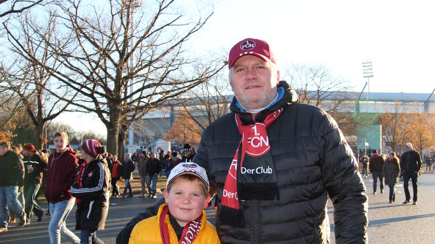 Marek (47) war mit seinem Sohn Tim (9) im Stadion und musste ebenfalls das 1:3 mit ansehen. "Ich hätte mich schon gefreut, wenn sie gewonnen hätten", sagte der Neunjährige. Doch beide nahmen es sportlich: "Es ist halt der Club. Man weiß nie, wie es ausgeht", so der Vater.