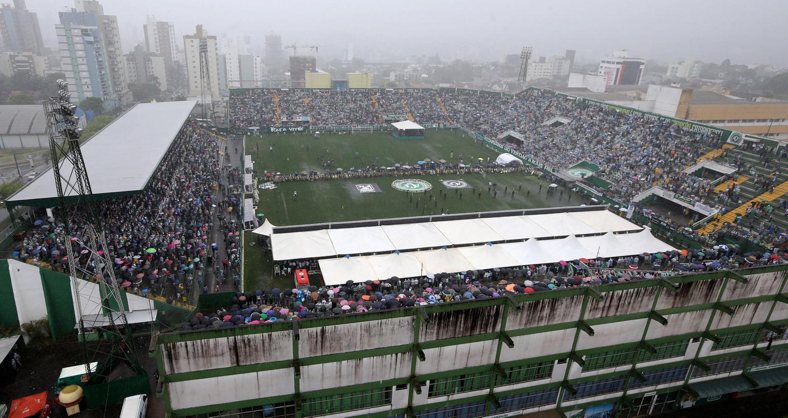 Im südbrasilianischen Chapeco nahmen am Samstagmorgen 19.000 Menschen Abschied von den Fußballern des AF Chapecoense.