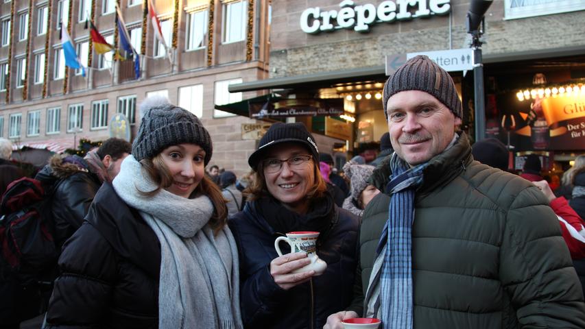 Lisa (links) hat Besuch aus Österreich bekommen. Ihre Eltern besuchen die Studentin, die die Uni in Erlangen besucht. Karin und Ernst freuen sich, dass sie die Gelegenheit nutzen konnten, um das Ambiente des Weihnachtsmarktes zu genießen.