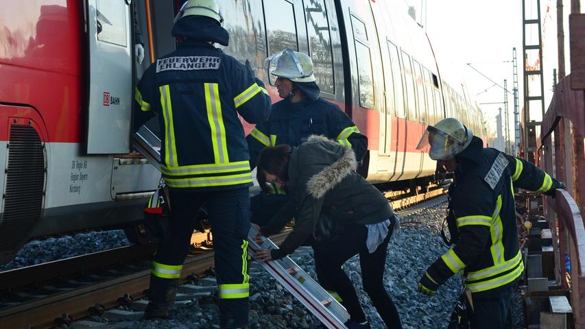 Rund 400 Fahrgäste evakuiert: Bahn-Chaos in Erlangen