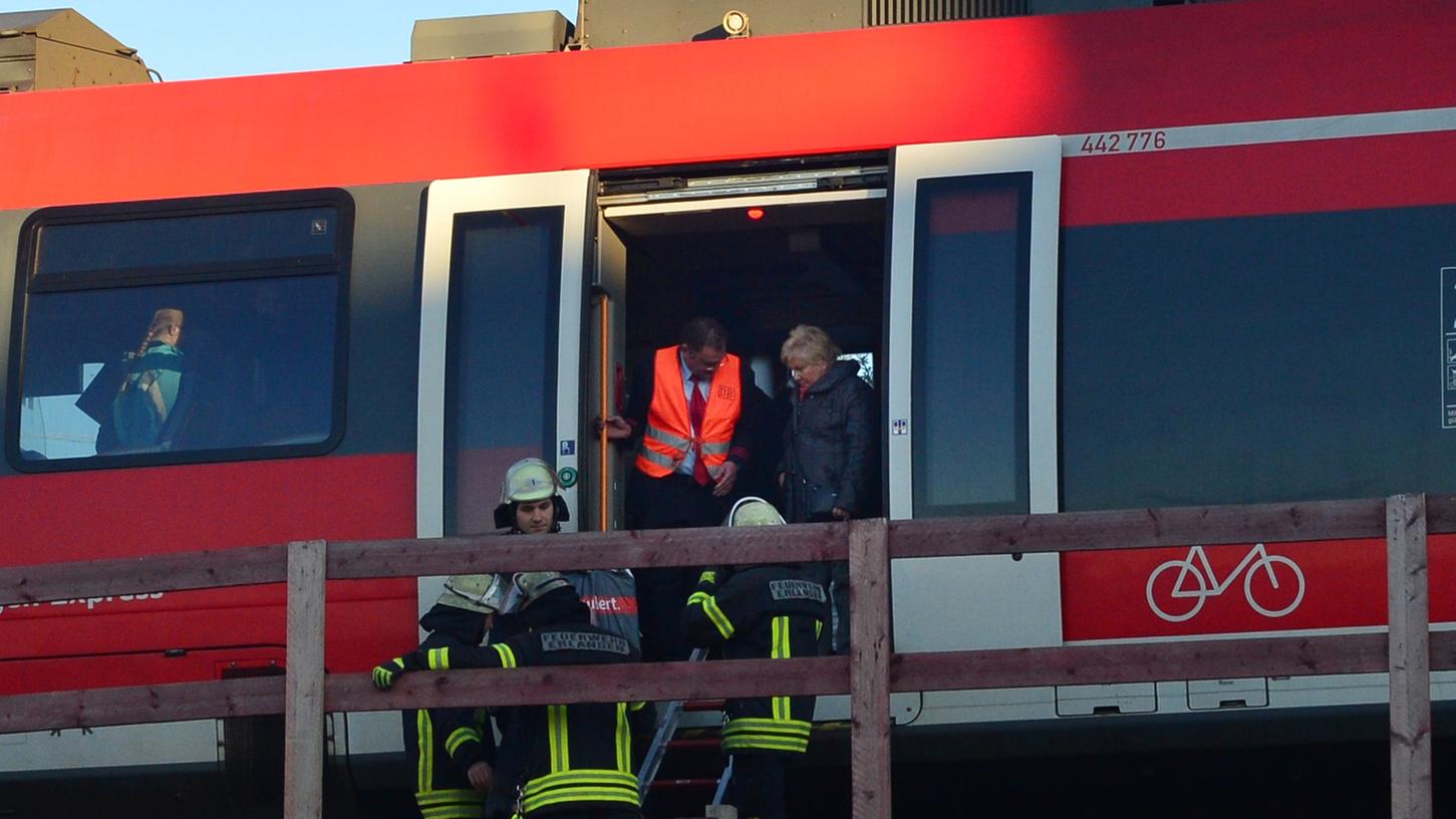 Rund 400 Fahrgäste eines Zugs mussten von THW und Feuerwehr evakuiert werden.