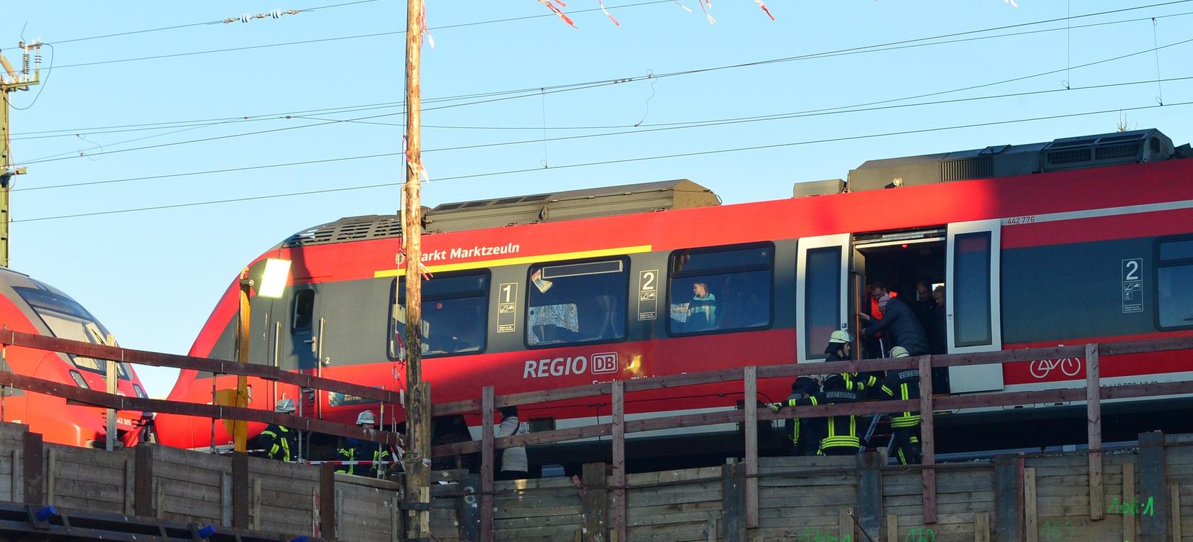 Ein Oberleitungsschaden bei Erlangen legte den ganzen Zugverkehr auf der Strecke Nürnberg nach Bamberg lahm. Aus einem Regionalexpress mussten rund 400 Fahrgäste evakuiert werden.