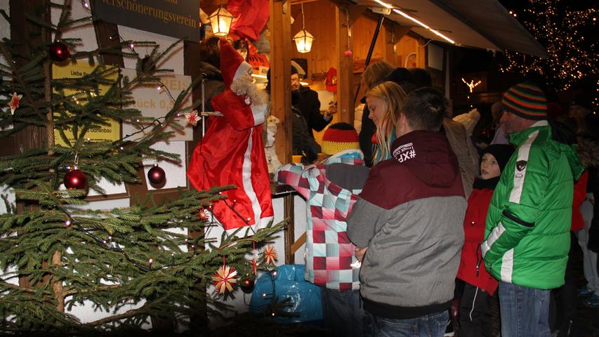 Krippe und Alphorn auf dem Weihnachtsmarkt in Allersberg