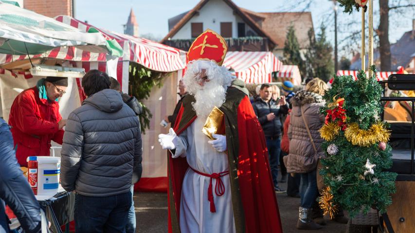 Christkind Theresa eröffnet Adventsmarkt in Veitsbronn