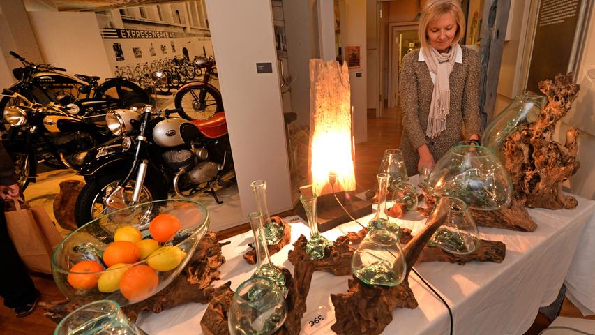 Ob Schokolade, Lampen, Taschen Mützen oder Schmuck: Beim Adventsmarkt im Stadtmuseum Neumarkt ist alles "handgemacht".