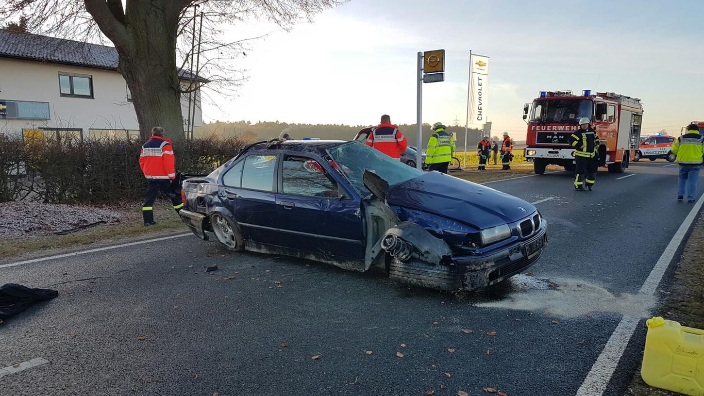 Für die Bergungsarbeiten nach dem schweren Unfall wurde die Straße gesperrt.