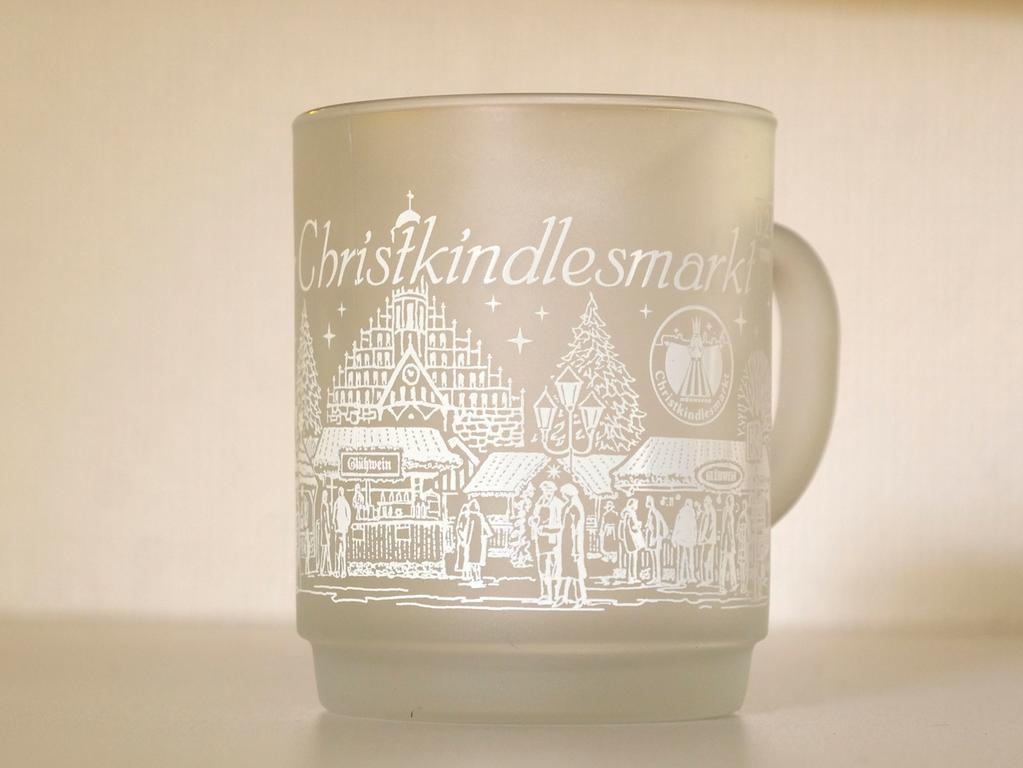 Ebenfalls aus einem milchigem Glas wurde die Tasse für Nürnbergs Glühwein im Jahr 2013 mit weißen Linien geschmückt. Neben Buden und Weihnachtsbäumen war auch die Frauenkirche im Hintergrund zu sehen. Ebenfalls aus einem milchigem Glas wurde die Tasse für Nürnbergs Glühwein im Jahr 2013 mit weißen Linien geschmückt. Neben Buden und Weihnachtsbäumen war auch die Frauenkirche im Hintergrund zu sehen.