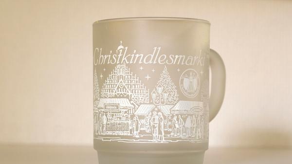 Ebenfalls aus einem milchigem Glas wurde die Tasse für Nürnbergs Glühwein im Jahr 2013 mit weißen Linien geschmückt. Neben Buden und Weihnachtsbäumen war auch die Frauenkirche im Hintergrund zu sehen.