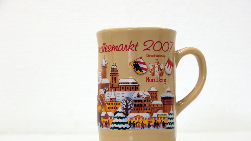 Auch im Vorjahr 2007 handelte es sich um eine Relief-Tasse. Genau wie im Folgejahr sind Christkind sowie die beiden Wappen von Nürnberg und Franken zu sehen. Die Silhouette Nürnbergs zierte das Motiv der Tasse ebenfalls.