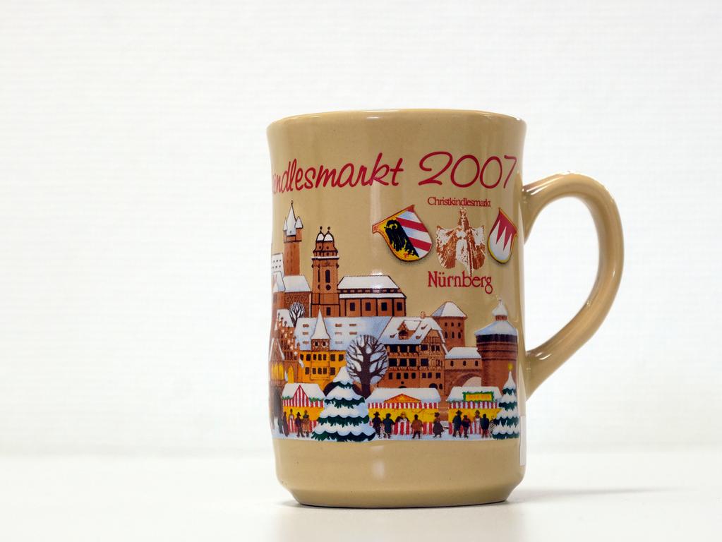 Auch im Vorjahr 2007 handelte es sich um eine Relief-Tasse. Genau wie im Folgejahr sind Christkind sowie die beiden Wappen von Nürnberg und Franken zu sehen. Die Silhouette Nürnbergs zierte das Motiv der Tasse ebenfalls. Auch im Vorjahr 2007 handelte es sich um eine Relief-Tasse. Genau wie im Folgejahr sind Christkind sowie die beiden Wappen von Nürnberg und Franken zu sehen. Die Silhouette Nürnbergs zierte das Motiv der Tasse ebenfalls.