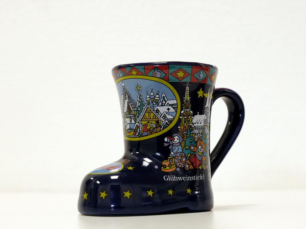 Das Jahr 2006 war das vierte Jahr in Folge, in dem die Tasse in Form eines Stiefels präsentiert wurde. Auf einer dunkelblauen Grundierung waren neben berühmten Gebäuden in der Nürnberger Altstadt auch Bilder von Spielzeugen für die Kleinsten unter den Besuchern abgebildet. Das Jahr 2006 war das vierte Jahr in Folge, in dem die Tasse in Form eines Stiefels präsentiert wurde. Auf einer dunkelblauen Grundierung waren neben berühmten Gebäuden in der Nürnberger Altstadt auch Bilder von Spielzeugen für die Kleinsten unter den Besuchern abgebildet.