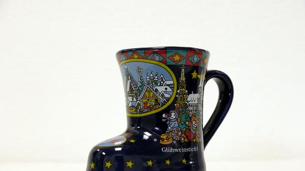 Das Jahr 2006 war das vierte Jahr in Folge, in dem die Tasse in Form eines Stiefels präsentiert wurde. Auf einer dunkelblauen Grundierung waren neben berühmten Gebäuden in der Nürnberger Altstadt auch Bilder von Spielzeugen für die Kleinsten unter den Besuchern abgebildet.