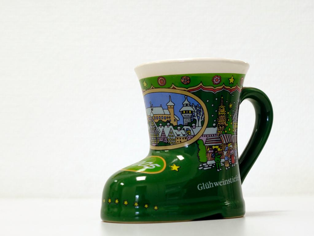 Der Glühweinstiefel 2005 ähnelte vom Stil der Motive dem des Jahres 2006. Der Ton der Grundierung wurde dabei in einem dunklen grün gewählt. In dem Jahr wurden auf dem Christkindlesmarkt Glückskekse von der Polizei verteilt. Die darin enthaltene Botschaft "auf Wertsachen achten" sollte die Besucherinnen und Besucher auf Taschendiebe aufmerksam machen. Der Glühweinstiefel 2005 ähnelte vom Stil der Motive dem des Jahres 2006. Der Ton der Grundierung wurde dabei in einem dunklen grün gewählt. In dem Jahr wurden auf dem Christkindlesmarkt Glückskekse von der Polizei verteilt. Die darin enthaltene Botschaft "auf Wertsachen achten" sollte die Besucherinnen und Besucher auf Taschendiebe aufmerksam machen.