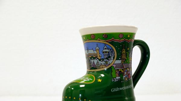 Der Glühweinstiefel 2005 ähnelte vom Stil der Motive dem des Jahres 2006. Der Ton der Grundierung wurde dabei in einem dunklen grün gewählt. In dem Jahr wurden auf dem Christkindlesmarkt Glückskekse von der Polizei verteilt. Die darin enthaltene Botschaft "auf Wertsachen achten" sollte die Besucherinnen und Besucher auf Taschendiebe aufmerksam machen.