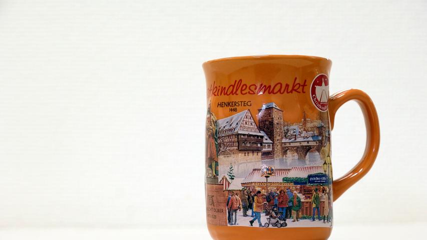 Ähnlich wie später im Jahr 2018 stand die Tasse des Jahres 2012 offensichtlich unter dem Motto: Orange. Außerdem fand auch ein ganz berühmter Mann seinen Platz darauf. Zu sehen ist Albrecht Dürer. Möglicherweise ist die Platzierung des Künstlers darauf zurückzuführen, dass in diesem Jahr eine Dürer-Ausstellung im germanischen Nationalmuseum besonders gut lief und mehr als 280.000 Menschen anlockte.