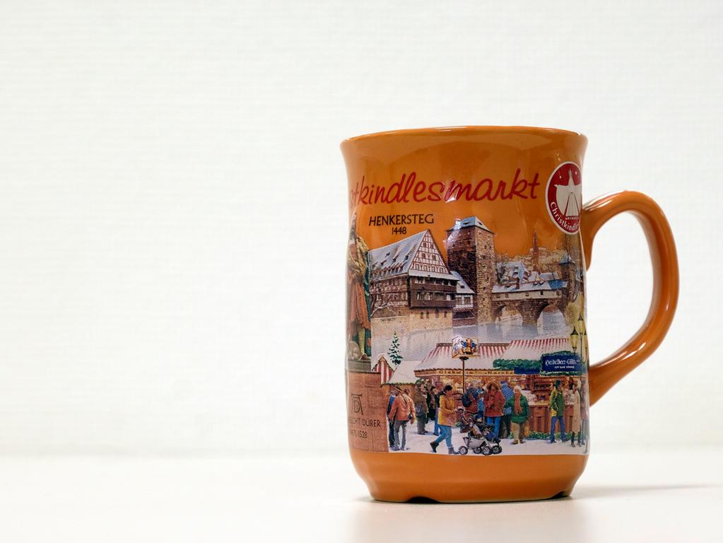 Ähnlich wie später im Jahr 2018 stand die Tasse des Jahres 2012 offensichtlich unter dem Motto: Orange. Außerdem fand auch ein ganz berühmter Mann seinen Platz darauf. Zu sehen ist Albrecht Dürer. Möglicherweise ist die Platzierung des Künstlers darauf zurückzuführen, dass in diesem Jahr eine Dürer-Ausstellung im germanischen Nationalmuseum besonders gut lief und mehr als 280.000 Menschen anlockte. Ähnlich wie später im Jahr 2018 stand die Tasse des Jahres 2012 offensichtlich unter dem Motto: Orange. Außerdem fand auch ein ganz berühmter Mann seinen Platz darauf. Zu sehen ist Albrecht Dürer. Möglicherweise ist die Platzierung des Künstlers darauf zurückzuführen, dass in diesem Jahr eine Dürer-Ausstellung im germanischen Nationalmuseum besonders gut lief und mehr als 280.000 Menschen anlockte.