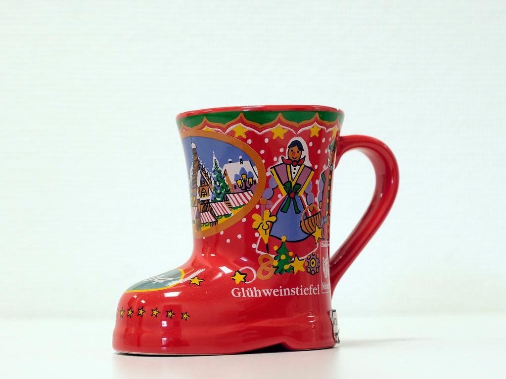 2004 erschien der Glühweinstiefel in klassischem, weihnachtlichem rot. Den oberen Rand zierten Schnörkeleien in dazu passendem dunkelgrün.  2004 erschien der Glühweinstiefel in klassischem, weihnachtlichem rot. Den oberen Rand zierten Schnörkeleien in dazu passendem dunkelgrün.