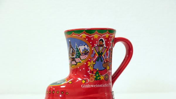 2004 erschien der Glühweinstiefel in klassischem, weihnachtlichem rot. Den oberen Rand zierten Schnörkeleien in dazu passendem dunkelgrün.