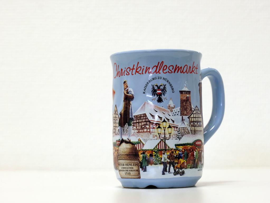 Im Jahr 2011 fand der deutsche Schlossermeister Peter Henlein seine Bühne auf den neuen Glühweintassen. Dem in Nürnberg geborenen und auch dort verstorbenen Uhrmacher wird die Erfindung der am Körper tragbaren Uhr nachgesagt. Auf der Tasse, die neben den Motiven in einem zarten hellblau gestaltet war, sind Gebäude im Fachwerkstil, sowie Buden auf dem Christkindlesmarkt zu sehen. Im Jahr 2011 fand der deutsche Schlossermeister Peter Henlein seine Bühne auf den neuen Glühweintassen. Dem in Nürnberg geborenen und auch dort verstorbenen Uhrmacher wird die Erfindung der am Körper tragbaren Uhr nachgesagt. Auf der Tasse, die neben den Motiven in einem zarten hellblau gestaltet war, sind Gebäude im Fachwerkstil, sowie Buden auf dem Christkindlesmarkt zu sehen.