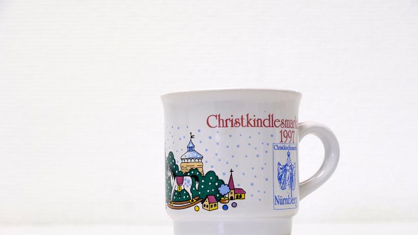 Die weiße Tasse, die es im Jahr 1997 auf dem Nürnberger Christkindlesmarkt gab, war sehr schlicht gestaltet. Neben Motiven wie einer Puppe und einem Schaukelpferd, waren einer der Türme der Nürnberger Stadtmauer sowie ein weiteres Gebäude zu sehen.