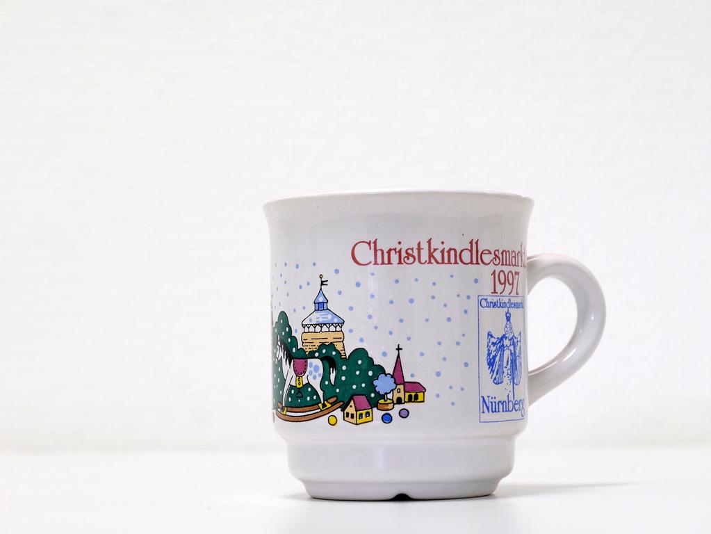 Die weiße Tasse, die es im Jahr 1997 auf dem Nürnberger Christkindlesmarkt gab, war sehr schlicht gestaltet. Neben Motiven wie einer Puppe und einem Schaukelpferd, waren einer der Türme der Nürnberger Stadtmauer sowie ein weiteres Gebäude zu sehen. Die weiße Tasse, die es im Jahr 1997 auf dem Nürnberger Christkindlesmarkt gab, war sehr schlicht gestaltet. Neben Motiven wie einer Puppe und einem Schaukelpferd, waren einer der Türme der Nürnberger Stadtmauer sowie ein weiteres Gebäude zu sehen.