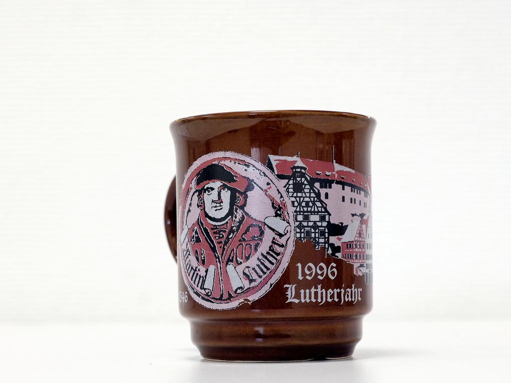1996 verzierten die braune Tasse des Christkindlesmarkts ein Portrait von Luther, sowie ein Abbild der Kaiserburg. In diesem Jahr schneite es das erste Mal seit vier Jahren bei der Eröffnung des Weihnachtsmarktes.  1996 verzierten die braune Tasse des Christkindlesmarkts ein Portrait von Luther, sowie ein Abbild der Kaiserburg. In diesem Jahr schneite es das erste Mal seit vier Jahren bei der Eröffnung des Weihnachtsmarktes.