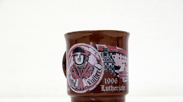 1996 verzierten die braune Tasse des Christkindlesmarkts ein Portrait von Luther, sowie ein Abbild der Kaiserburg. In diesem Jahr schneite es das erste Mal seit vier Jahren bei der Eröffnung des Weihnachtsmarktes.