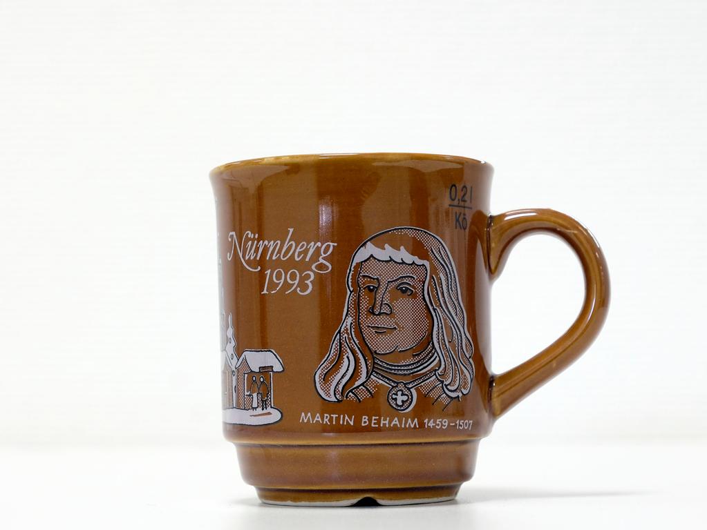 Dem in Nürnberg geborenem Tuchhändler und Ritter des Königreichs Portugal Martin Behaim widmete sich die Glühweintasse aus dem Jahr 1993. Bekannt wurde Behaim aber vor allem als Anreger des ältesten erhaltenen Globus - 1993 feierte dieser 500-jähriges Jubiläum. Neben dem Portrait zierten Frauenkirche, zwei kleine Buden sowie ein Weihnachtsbaum die Tasse. Dem in Nürnberg geborenem Tuchhändler und Ritter des Königreichs Portugal Martin Behaim widmete sich die Glühweintasse aus dem Jahr 1993. Bekannt wurde Behaim aber vor allem als Anreger des ältesten erhaltenen Globus - 1993 feierte dieser 500-jähriges Jubiläum. Neben dem Portrait zierten Frauenkirche, zwei kleine Buden sowie ein Weihnachtsbaum die Tasse.